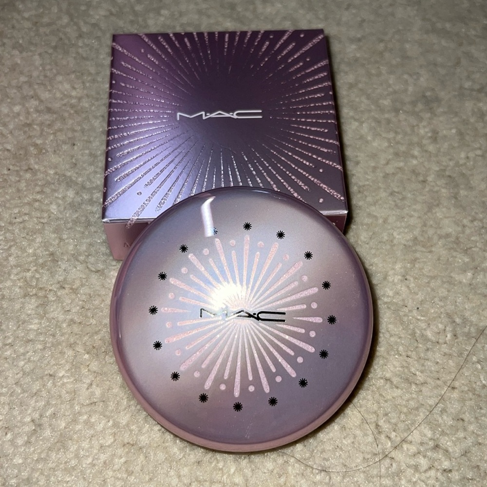 Never used in box MAC Flare for the Dramatic Highlighter